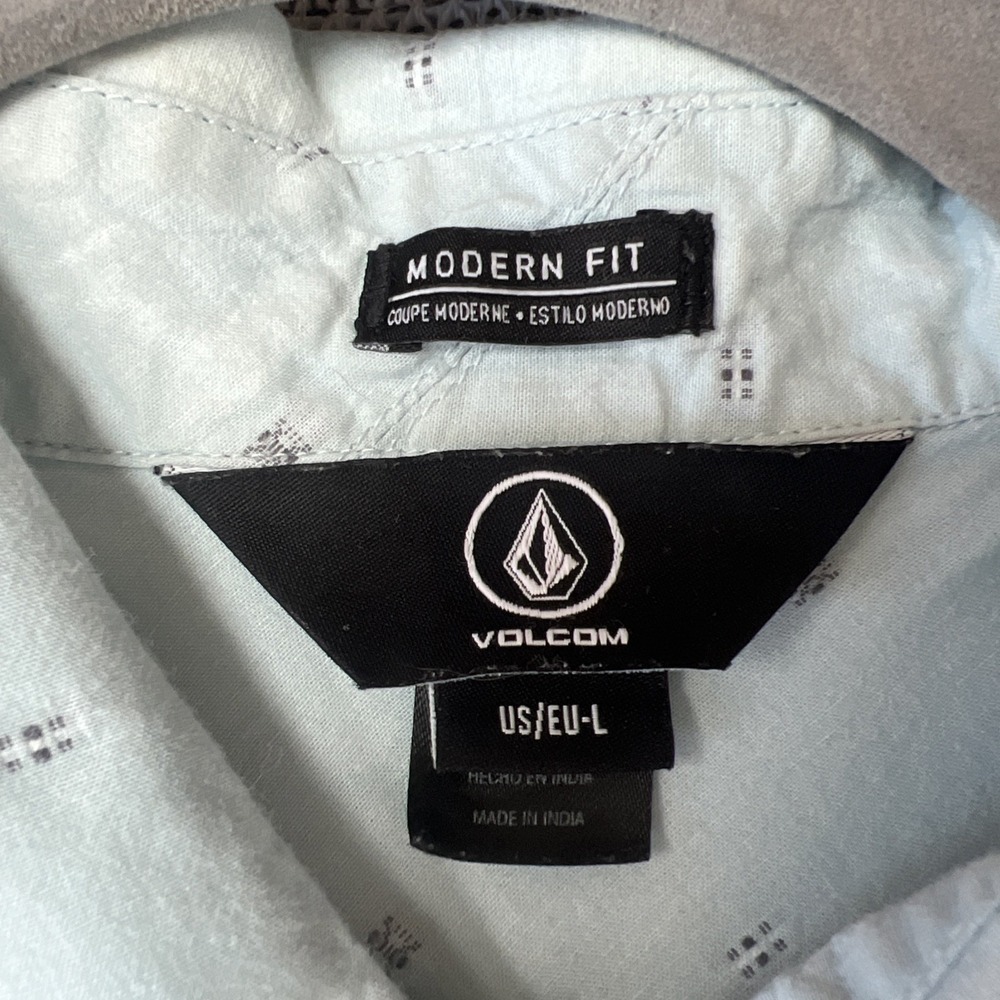 Volcom Short Sleeve Button-Up Shirt Light Blue Embroidered Size Large - Picture 3 of 9